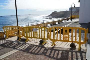 Socavón peligroso en el extremo sur de la avenida marítima de Salinetas (Foto TA)